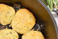 Aromatic Keto Garlic Butter Rosemary Skillet Rolls