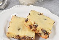 Keto Slow Cooker Chocolate Chip Cake