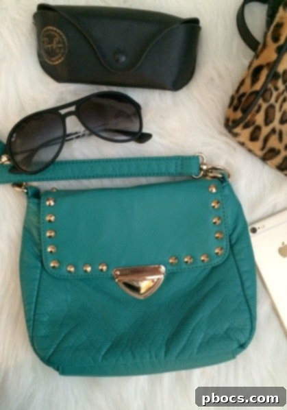 Whats In My Bag + 5 Tips For a Lighter More Organized Purse