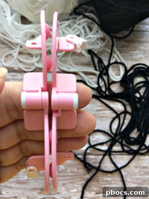 Step-by-step instructions for using a pom pom maker