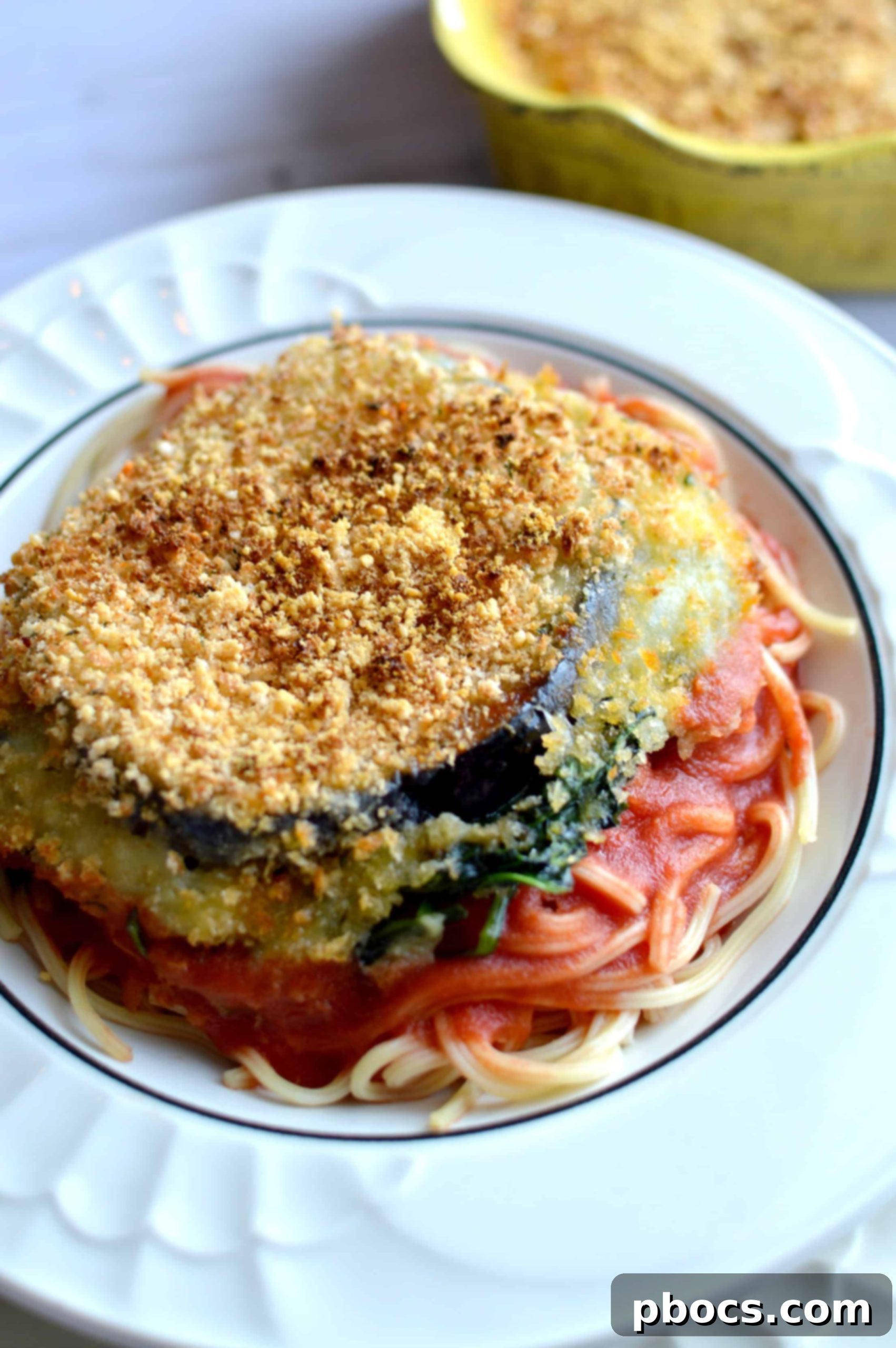 Cooking spaghetti and warming pasta sauce